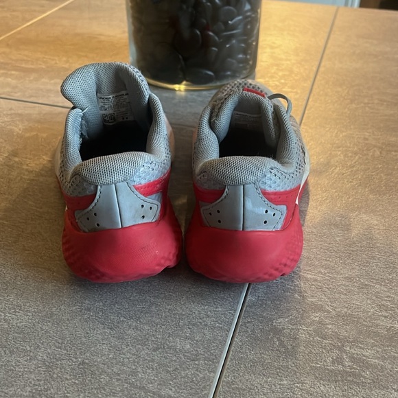 Kids under armour tennis shoes - used see photos for wear - Picture 6 of 8